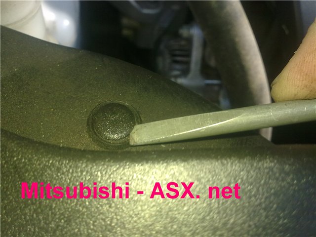 Снимаем пластиковую крышку под капотом автомобиля Мицубиси ASX