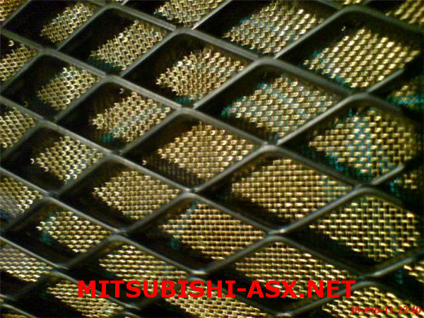 Сетка в решетке радиатора Mitsubishi ASX