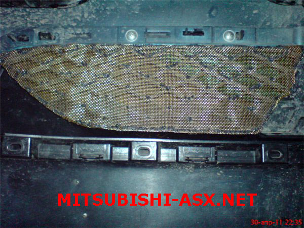 Сетка в решетке радиатора Mitsubishi ASX