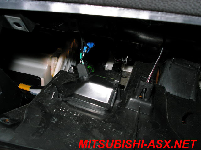 Светодиодная подсветка в бардачке на Mitsubishi ASX 